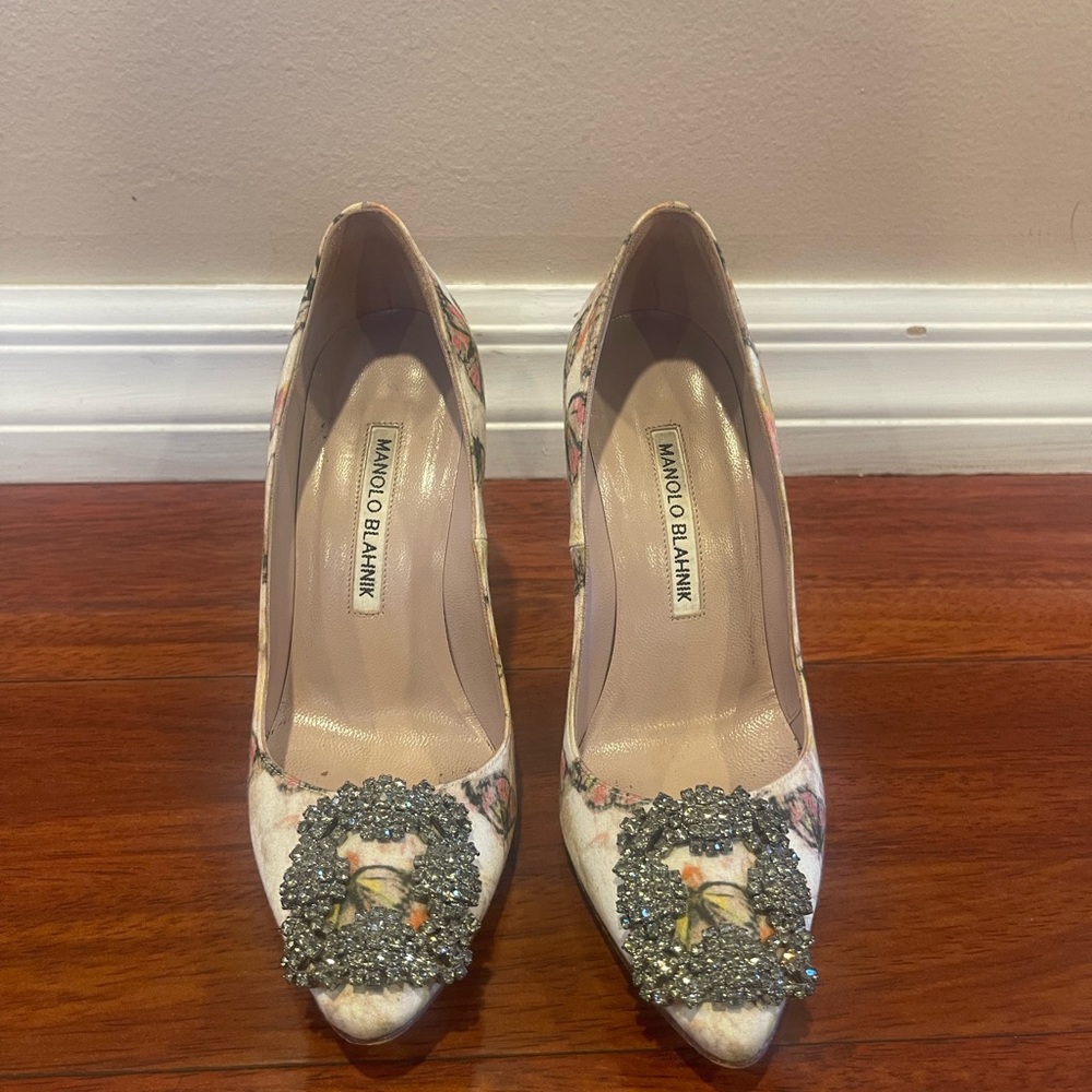 Manolo Blahnik Hangisi Butterfly pumps